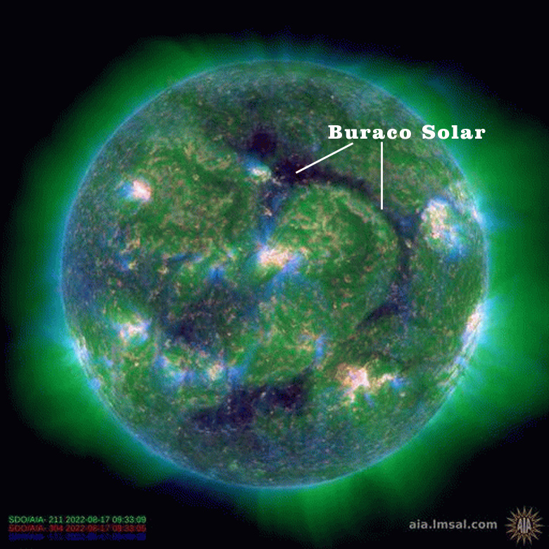 Imagem do Sol registrada pelo telescópio espacial SDO em 17 de agosto de 2022 mostra a dimensão do buraco solar faceado em direção à Terra.