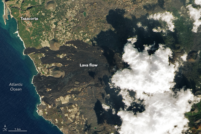 Imagem registrada pelo satélite LANDSAT 8 em 15 de dezembro de 2021, após a erupção do vulcão Cumbre Vieja, mostra a incrível quantidade de fluxos de lava que tomaram conta da ilha.<BR>