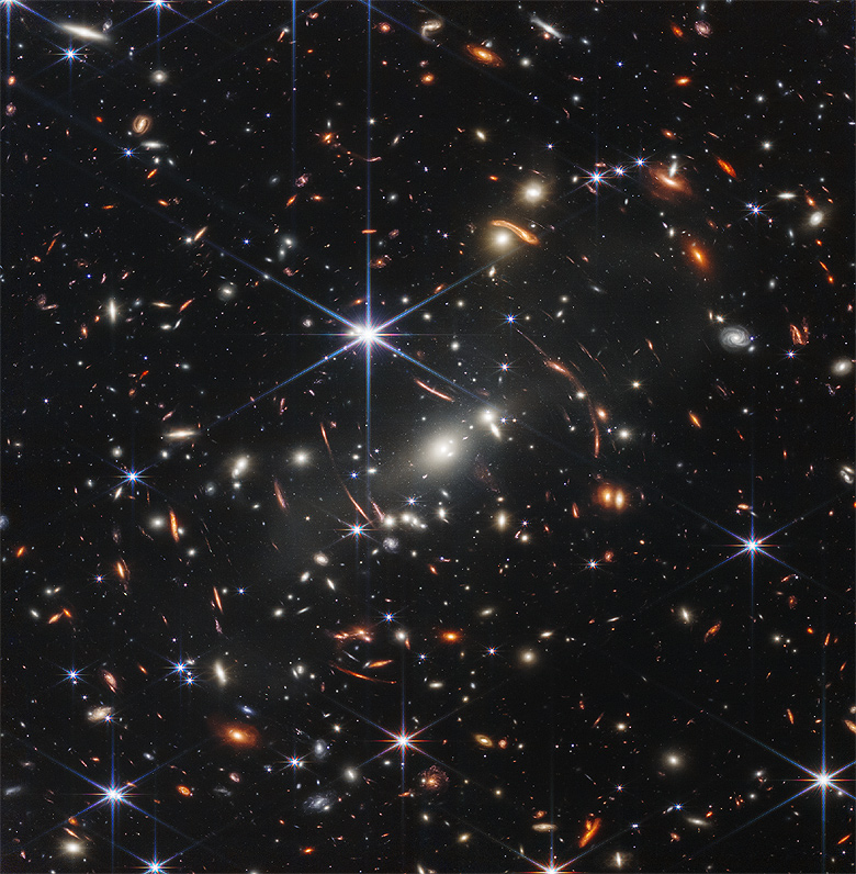 Cena registrada pelo telescópio James Webb revela com extrema nitidez o aglomerado de galáxias SMACS 0723. Para se ter uma ideia da resolução, o campo de visão é equivalente à observar uma parte do Universo através de um buraco de agulha.