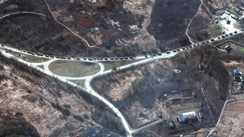 Imagem de satélite registrada em 28 de fevereiro de 2022 mostra parte de comboio militar russo se aproximando da cidade de Kirkyv, na Ucrânia.