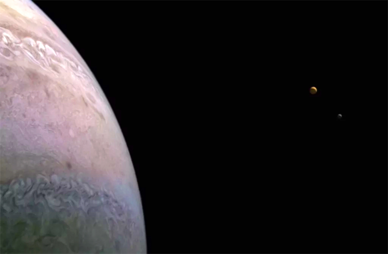 Júpiter e as luas Io e Europa registrados pela sonda Juno, da Nasa, em 12 de janeiro de 2022.