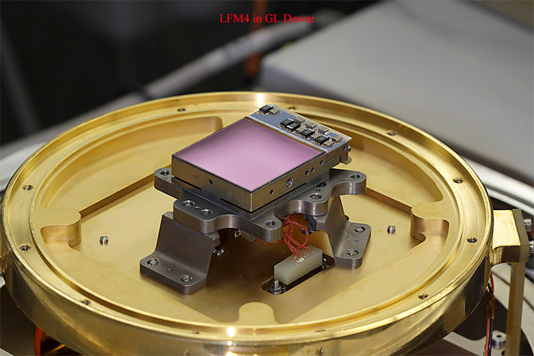 Sensor NirCam a bordo do James Webb Space Telescope. A luz captada pelos 18 espelhos é projetada sobre o filme púrpura e então convertida em sinais elétricos. O sensor possui capacidade de 4 megapixels e deverá produzir as cenas mais ricas em detalhes já feitas do Universo.<BR>