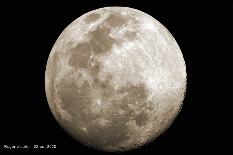 Tecnicamente, a Lua Cheia dura apenas alguns segundos, justamente quando ocorre o alinhamento entre a Lua, o Sol e a Terra.