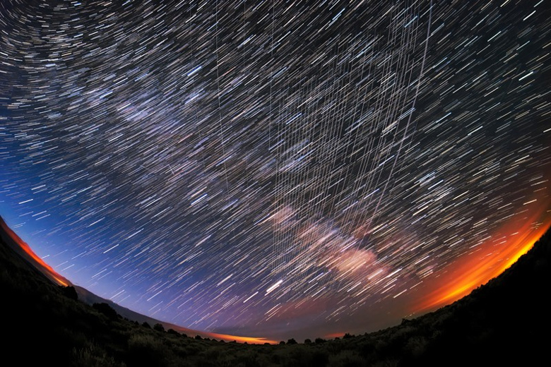 Rastro de satélites Starlink registrado por imagem time-lapse de longa exposição, localizada em Carson National Forest, no Novo México. Credito: M. Lewinsky.<BR>