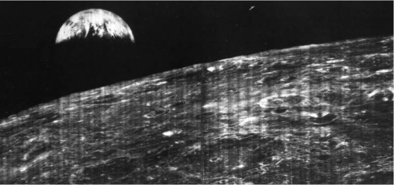 Feita em 23 de agosto de 1966 pelo orbitador Lunar Orbiter 1, a foto mostra o primeiro registro da Terra vista da Lua.<BR>