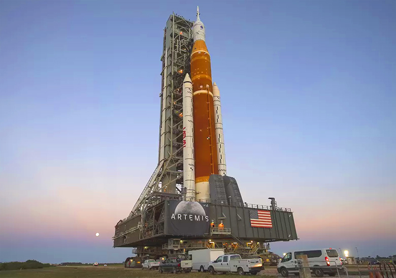 Foguete SLS aguarda comando de lançamento na plataforma 39B do Kennedy Space Center, na Flórida.