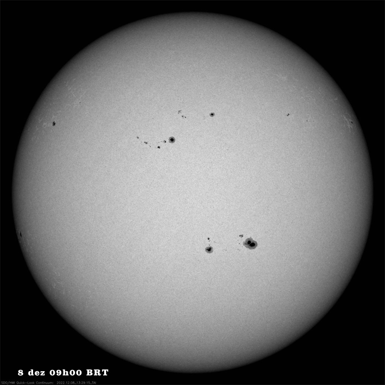Sol registrado no comprimento de onda da luz visível, em 8 de dezembro de 2022. O destaque fica por conta da mancha solar AR3153.
