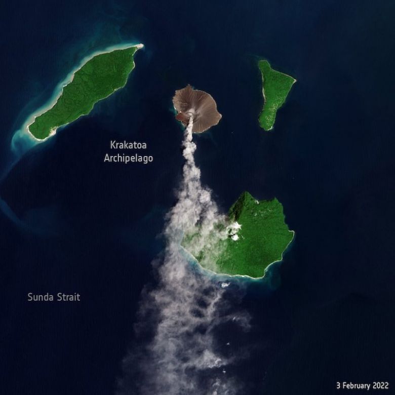 Imagem do satélite Copernicus Sentinel-2, da ESA, registrou a coluna de cinzas e gases tóxicos emitida após a erupção do vulcão Anak Krakatoa, em 3 de fevereiro de 2022, no Estreito de Sunda, na Indonésia. <BR>