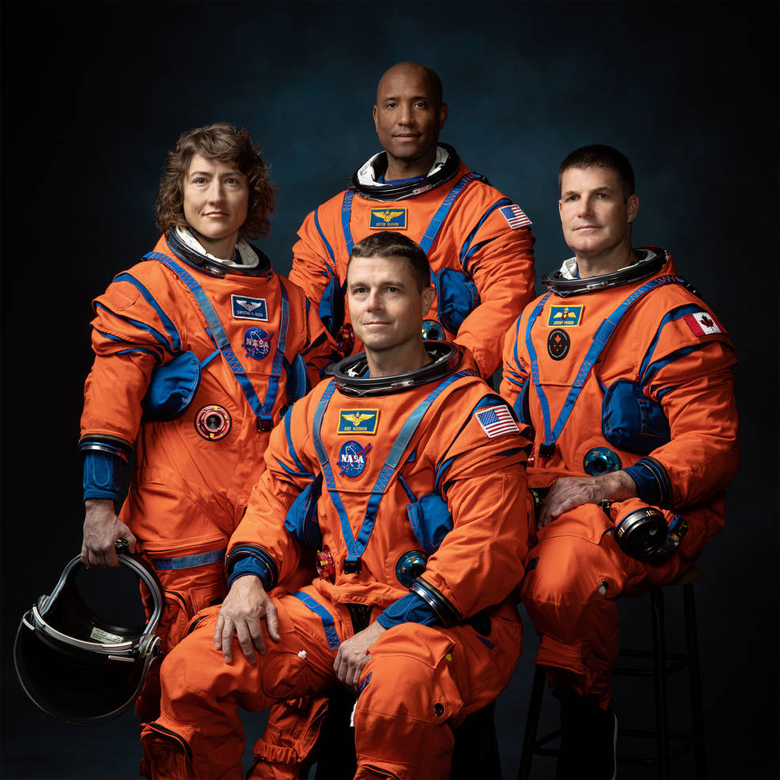 A tripulação da missão Artemis II. Da esquerda para a direita os astronautas Christina Hammock Koch, Reid Wiseman (sentado), Victor Glover e o canadense Jeremy Hansen. Credito: NASA<BR>