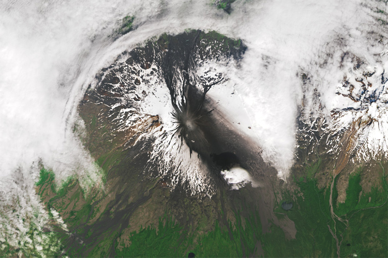 Nuvem de cinzas e Lahars so vistos ao sul do monto Shishaldin, nesta imagem registrada pelo satlite Landsat 8 em 17 de julho de 2023. Crdito: Landsat Team.