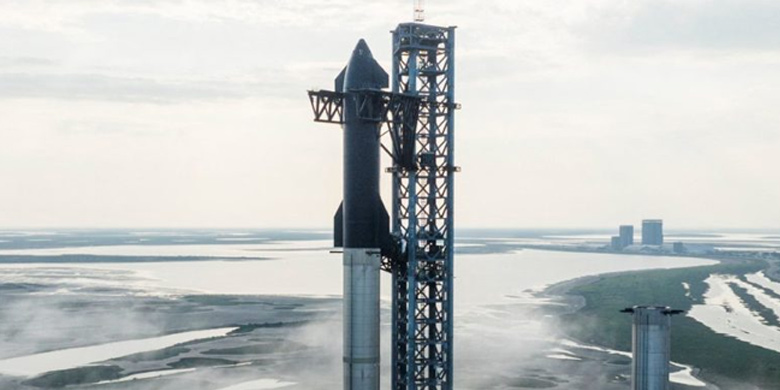 Foguete Starship no topo do foguete Super Heavy. O conjunto tem 120 metros de altura e pode levar até 150 toneladas de carga ao espaço. 